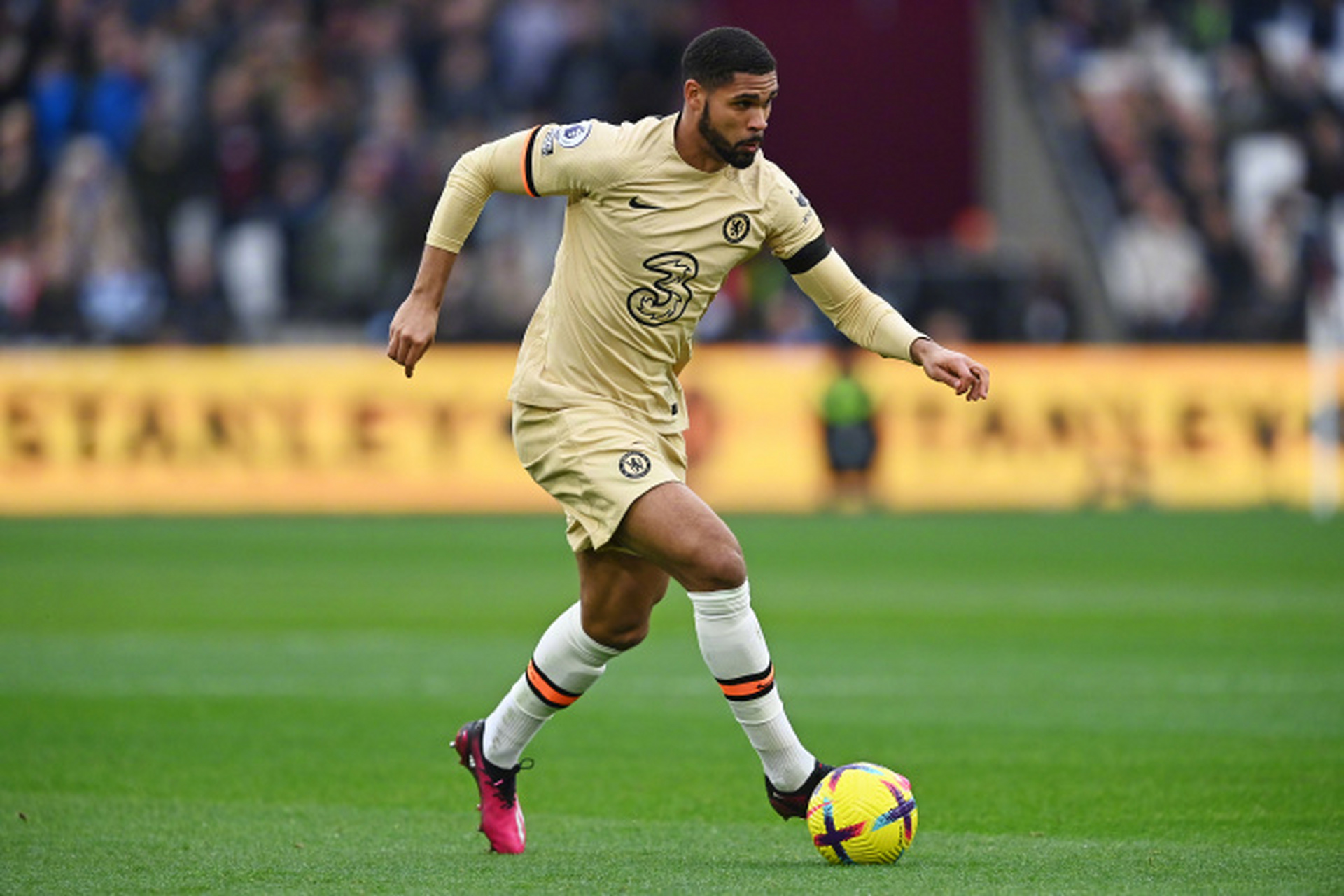 切尔西客场轻取西汉姆，稳固积分榜前列